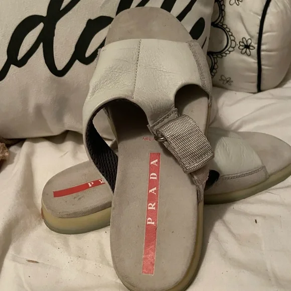 Prada - Picture 2 of 3